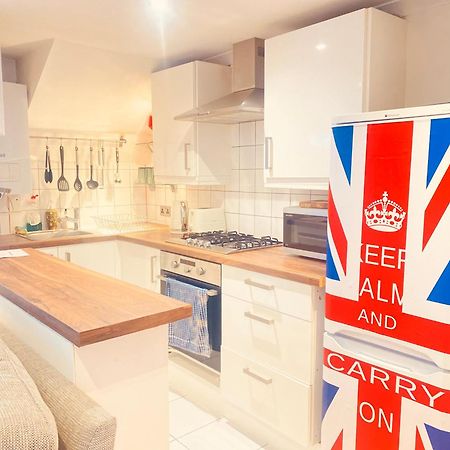 Appartamento Stunning, Stylish Garden Flat In The Heart Of Wimbledon Londra Esterno foto